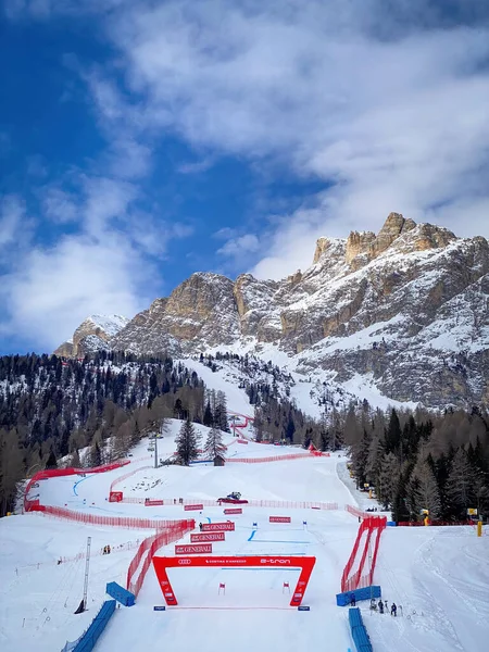 Cortina d 'Ampezzo, İtalya - 28 Ocak 2023: Bulutlu mavi gökyüzüne karşı Tofana kayak pistini bitirmek