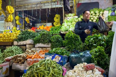 Amman, Ürdün - 1 Kasım 2021: Souq Al-Sukar pazarında sebze satan adam