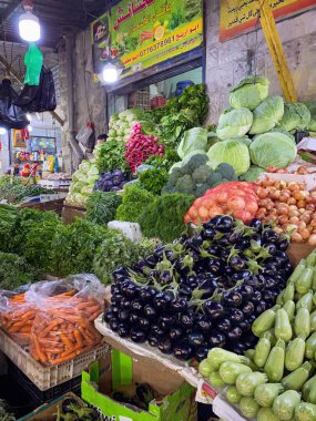 Amman, Ürdün - 1 Kasım 2021: Souq Al-Sukar pazarında farklı sebzeler sunuldu