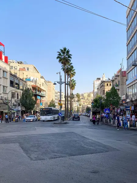 Amman, Ürdün - 1 Kasım 2021 Amman şehir merkezi King Faysal Meydanı 'nda mavi gökyüzüne karşı trafik