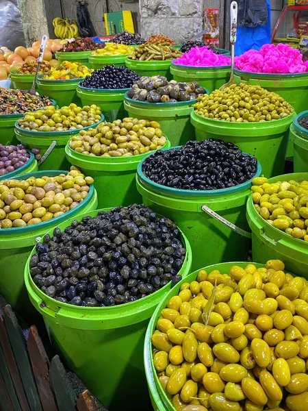 Ürdün, Amman 'da bir pazarda sunulan yeşil ve siyah zeytinler ve pembe karnabaharlar