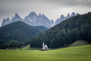 Ranui 'deki St. John Kilisesi, Santa Maddalena, Funes Valley, Güney Tyrol, İtalya Odles grup dağlarının önünde (mikrop yuvası). Geislergruppe)