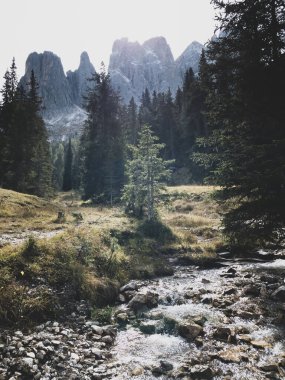 Wasserkofel 'in manzarası, Furchetta Grande Dağı (soldan sağa) yürüyüş yolu boyunca ve Rio San Zenon Güney Tyrol, İtalya' da parlak gökyüzüne karşı