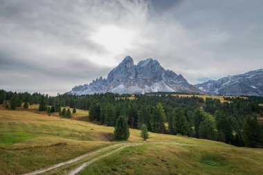 Peitlerkofel 'in panoramik görünümü (ital. Sass de Putia) ve Kleiner Peitlerkofel (Piccolo Sass de Puta) bulutlu gökyüzüne karşı Güney Tyrol, İtalya 'da dağlık alanlardır.