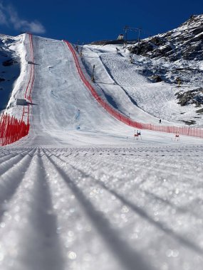 Sonbaharda Avusturya 'nın Soelden Rettenbachferner buzulunda mavi gökyüzüne karşı kayak pistinin alçak açılı manzarası