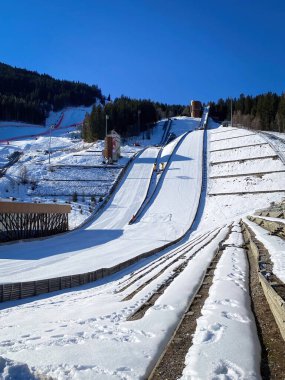 Courchevel, Fransa - 13 Şubat 2023: 1992 Olimpiyat Kış Oyunları 'nda mavi gökyüzüne karşı kayak tepesi kullanıldı