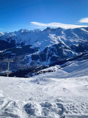 Mavi gökyüzüne karşı Meribel, Fransa ve Dent de Burgin 'in manzarası