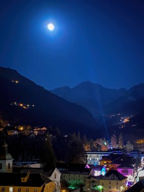 Şehir manzarası Gelinler-le-Bains, Fransa Gece ve dolunay Le Grand Bec ile