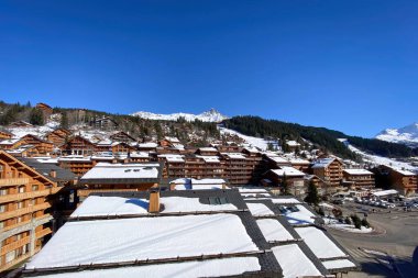 Meribel şehri, Fransa kışın mavi gökyüzüne karşı