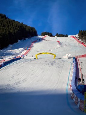 Meribel, Fransa - 11 Şubat 2023: Bulutlu mavi gökyüzüne karşı Roc de Fer kayak pistini bitirmek