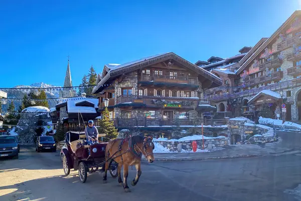 Courchevel, Fransa - 13 Şubat 2023: Mavi gökyüzüne karşı at arabası