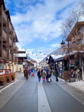 Livigno, İtalya - 30 Aralık 2022: Livigno, İtalya 'da kışın mavi gökyüzüne karşı bulutlu yaya bölgesi manzarası