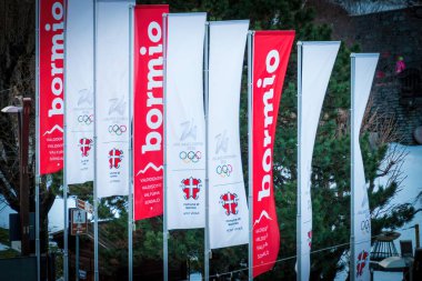 Bormio, İtalya - 27 Aralık 2022: Bormio Host Meydanı Bayrakları ve Olimpiyat Kış Oyunları 2026