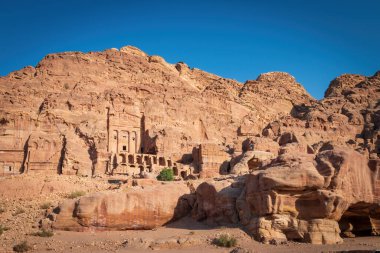 Ürdün 'de tarihi ve arkeolojik şehir Petra' da mavi gökyüzüne karşı vazo mezarı olan kraliyet mezarları.