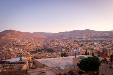 Ürdün, Wadi Musa 'nın panoramik manzarası gün doğumunda mavi gökyüzüne karşı