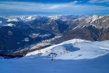 Bormio ve Yukarı Valtellina Vadisi 'nin panoramik manzarası Cima Bianca' dan görülen mavi gökyüzüne karşı