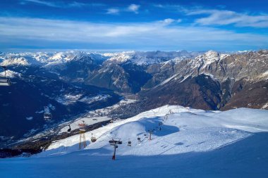 Bormio ve Yukarı Valtellina Vadisi 'nin panoramik manzarası Cima Bianca' dan görülen mavi gökyüzüne karşı