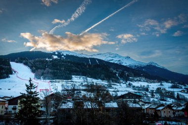 Bormio ve Pista Stelvio 'nun manzarası. Kışın mavi gökyüzüne karşı İtalya.