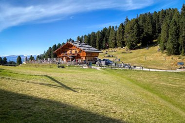 Güney Tyrol, İtalya 'daki Geisler Alm Rifugio delle Odle' ın panoramik görüntüsü mavi gökyüzüne karşı