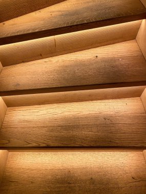 İçerideki ahşap merdivenlerde aydınlatılmış merdivenler.