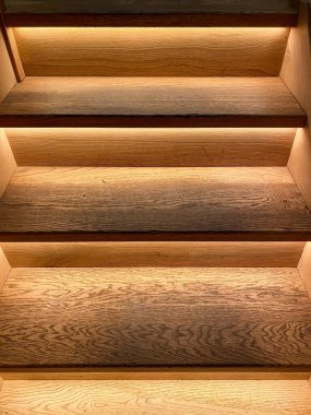 İçerideki ahşap merdivenlerde aydınlatılmış merdivenler.