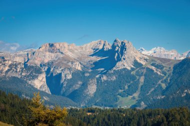 Seiser Alm Alpe di Siusi, Dolomitler, Güney Tyrol, İtalya 'da sonbaharda mavi gökyüzüne karşı görülen Pizes de Cir dağ grubunun (sağda) manzarası