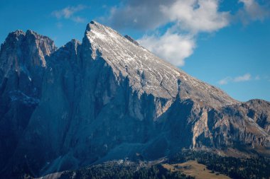 Sasso Piatto 'nun manzarası - Seiser Alpe di Siusi' de Plattkofel Dağı, Dolomitler, Güney Tyrol, İtalya 'da bulutlu mavi gökyüzüne karşı