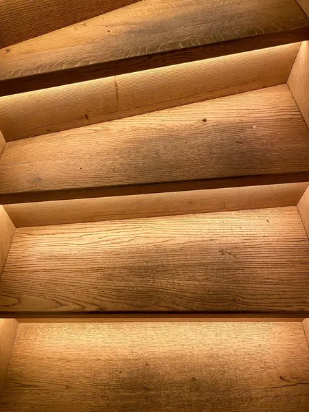 İçerideki ahşap merdivenlerde aydınlatılmış merdivenler.