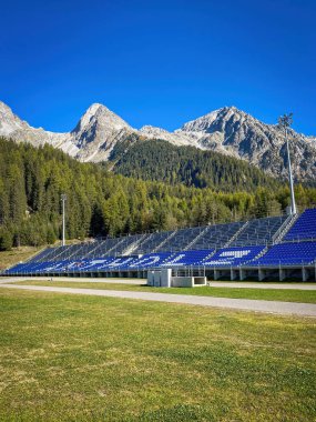 Rasen - Antholz, İtalya - 10 Ekim 2021: Suedtirol Güney Tyrol Alto Adige 'in sonbaharda mavi gökyüzüne karşı manzarası