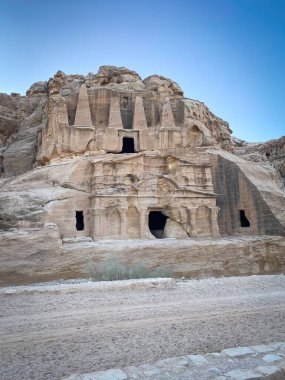 Sabah Ürdün 'ün tarihi ve arkeolojik kenti Petra' da Triclinium ve Obelisk Mezarı ile Bab al Siq mavi gökyüzüne karşı