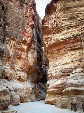 Siq Canyon, Ürdün 'ün tarihi ve arkeolojik şehri Petra' ya giden yolda.