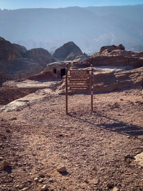 Vadi Musa, Ürdün - 3 Kasım 2021: Tarihi ve arkeolojik şehir Petra 'daki El-Khazneh Maliye Bakanlığı' nın (Indiana Jones Patikası) panoramik görünümüne doğru imzala