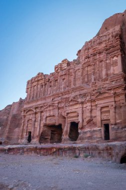 Ürdün 'ün tarihi ve arkeolojik kenti Petra' daki dört kraliyet mezarından biri olan Saray Mezarı.