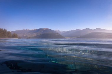 Güney Tyrol, İtalya 'daki dağların manzarası. Önünde mavi gökyüzüne karşı sonsuz bir yüzme havuzu var.