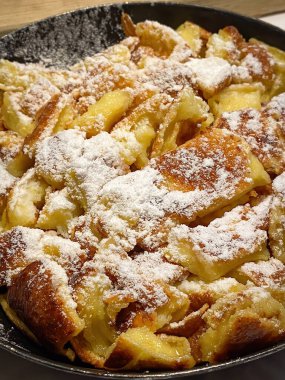 Meşhur Avusturya tatlı yemeği Kaiserschmarrn bir tavada servis edilir.
