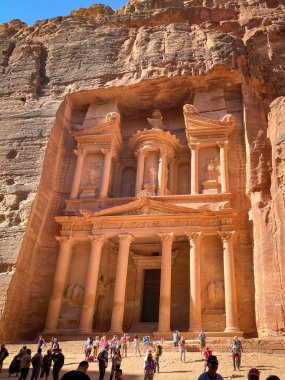 Vadi Musa, Ürdün - 3 Kasım 2021: Tarihi ve arkeoloji kenti Petra 'da ünlü Hazine Hazinesi önünde turistler