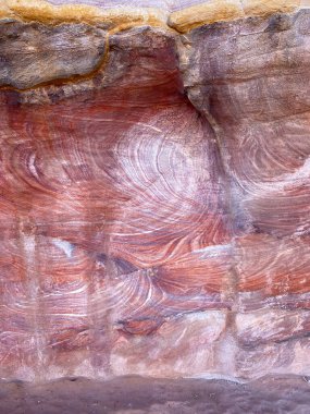 Ürdün 'ün tarihi ve arkeolojik şehri Petra' da kumtaşında renkli jeolojik Ishrin oluşumu