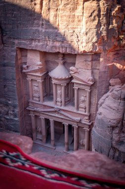 Ürdün 'ün tarihi ve arkeolojik kenti Petra' da El-Kubtha Patikası 'ndan (Indiana Jones Patikası)