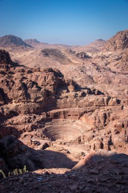 Petra Panoramik Görünüm Tiyatrosu tarihi ve arkeolojik şehir Petra, Ürdün El-Kubtha Patikasından mavi gökyüzüne karşı