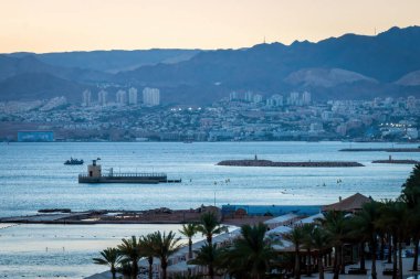 Gün batımında İsrail 'in Eilat kentinin manzarası