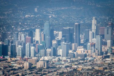 Los Angeles, Kaliforniya şehir merkezinin havası bir uçak penceresinden görülüyor.