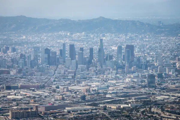 Arka planda Los Angeles, Kaliforniya, ABD ve Hollywood Tepeleri 'nin havacılığı