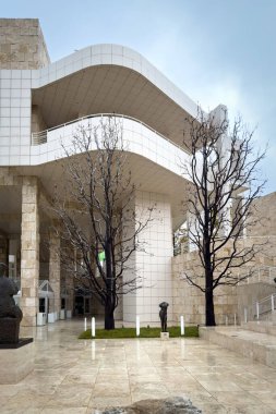 Los Angeles, ABD - 30 Mart 2024: Getty Center 'daki Müze Sergi Pavyonu bulutlu gökyüzüne karşı
