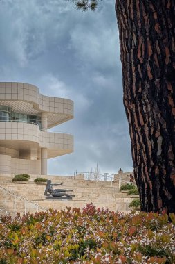 Los Angeles, ABD - 30 Mart 2024: Bulutlu gökyüzüne karşı Getty Center cephesi