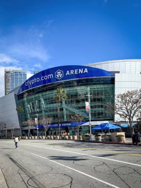 Los Angeles, ABD - 30 Mart 2024: Crypto.com arenasının önü ve girişi bulutlu mavi gökyüzüne karşı
