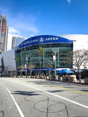 Los Angeles, ABD - 30 Mart 2024: Crypto.com arenasının önü ve girişi bulutlu mavi gökyüzüne karşı
