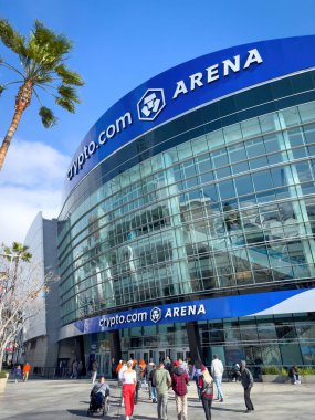 Los Angeles, ABD - 30 Mart 2024: Crypto.com arenasının önü ve girişi bulutlu mavi gökyüzüne karşı