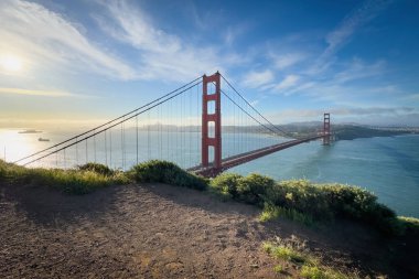 Golden Gate Köprüsü 'nün manzarası ve San Francisco, California, ABD' nin mavi gökyüzüne karşı bulutlu manzarası