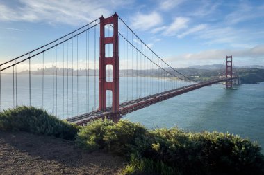 Golden Gate Köprüsü 'nün manzarası ve San Francisco, California, ABD' nin mavi gökyüzüne karşı bulutlu manzarası