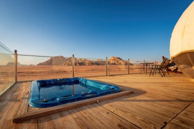Jakuzi jakuzisi. Ürdün 'deki Wadi Rum Çölü' nde mavi gökyüzüne karşı lüks kampın baloncuk çadırı.